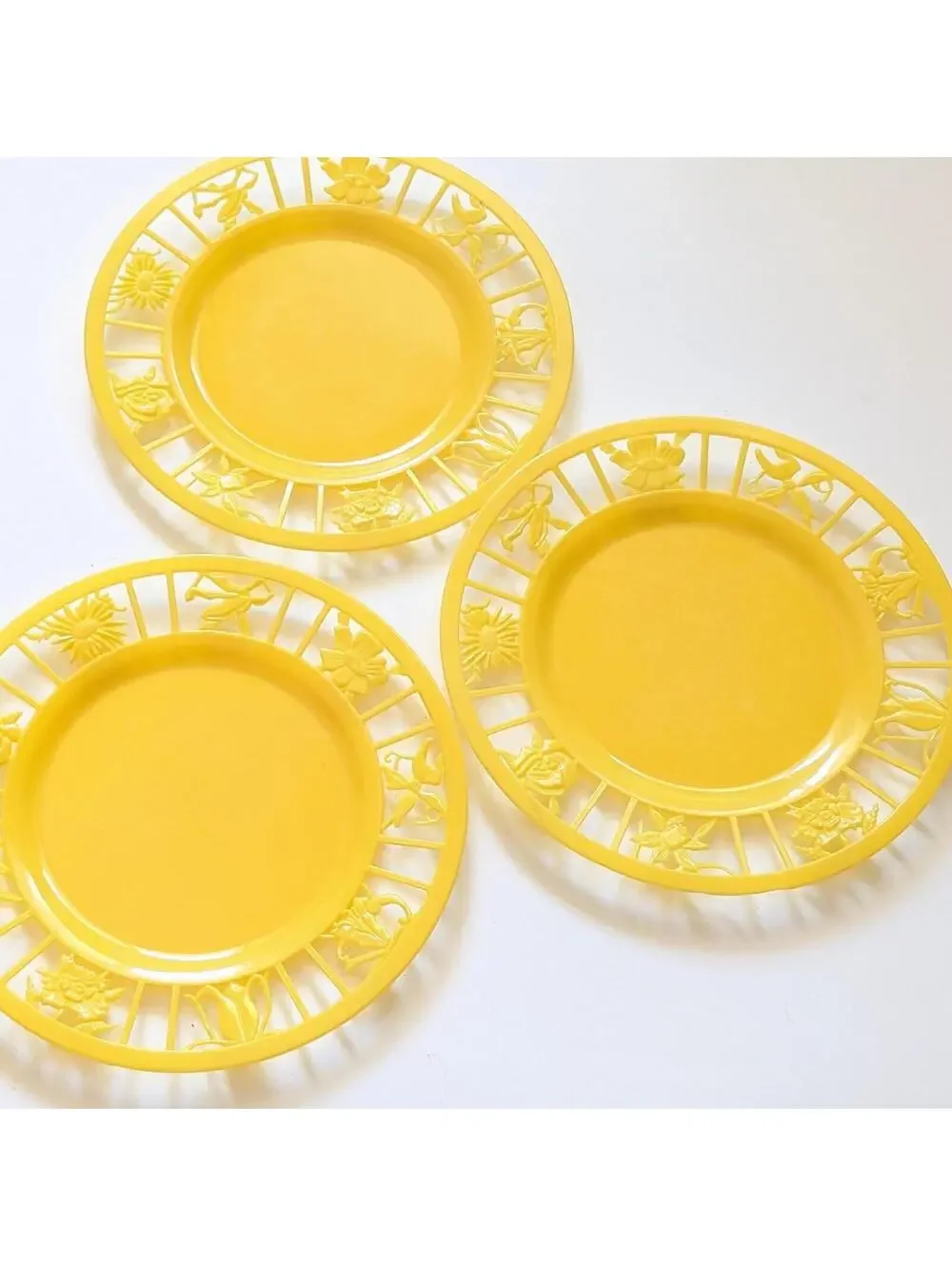 MCM Vintage Plastic Luncheon Plate Holders - Picnic Plates